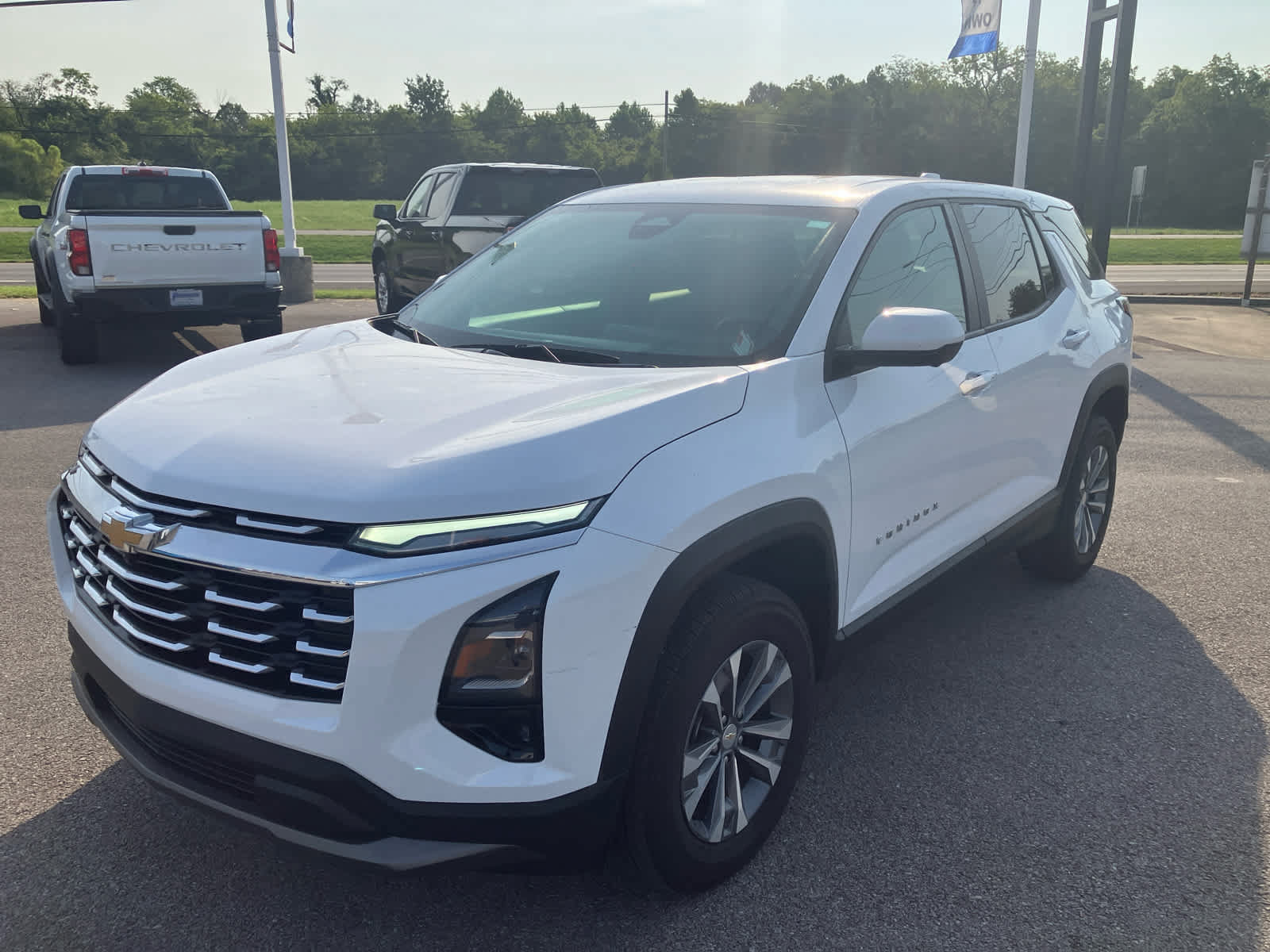 Used 2025 Chevrolet Equinox LT w/ Safety and Technology Package FWD image 3