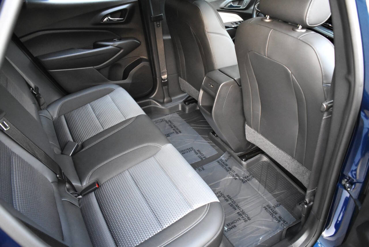 Used 2024 Chevrolet Trax LT w/ Sunroof Package FWD image 40
