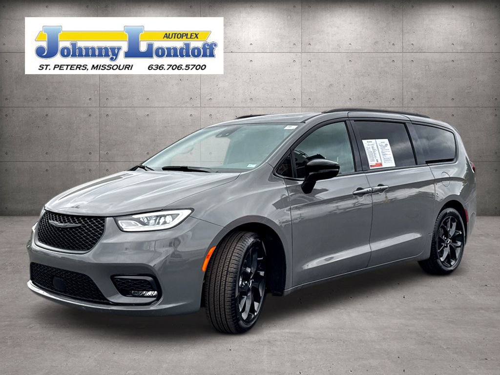 Used 2025 Chrysler Pacifica Limited image 4