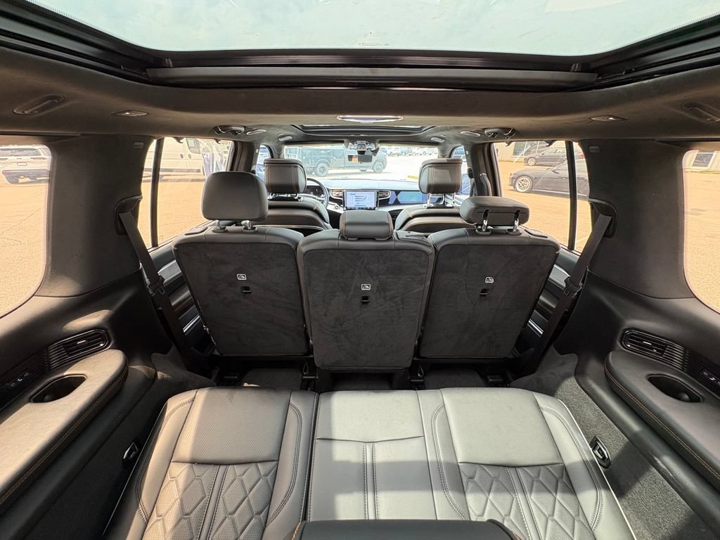 Used 2022 Jeep Grand Wagoneer Series III w/ Flexible Seating Group AWD/4WD image 19