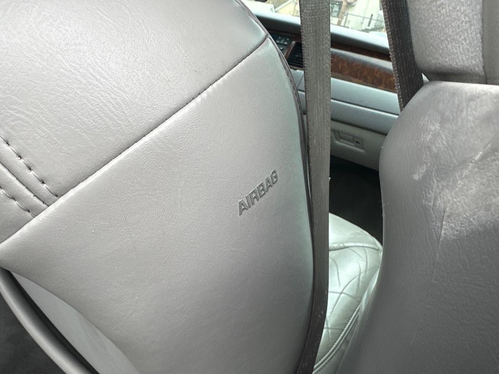 Used 2002 Lincoln Town Car Cartier RWD image 40
