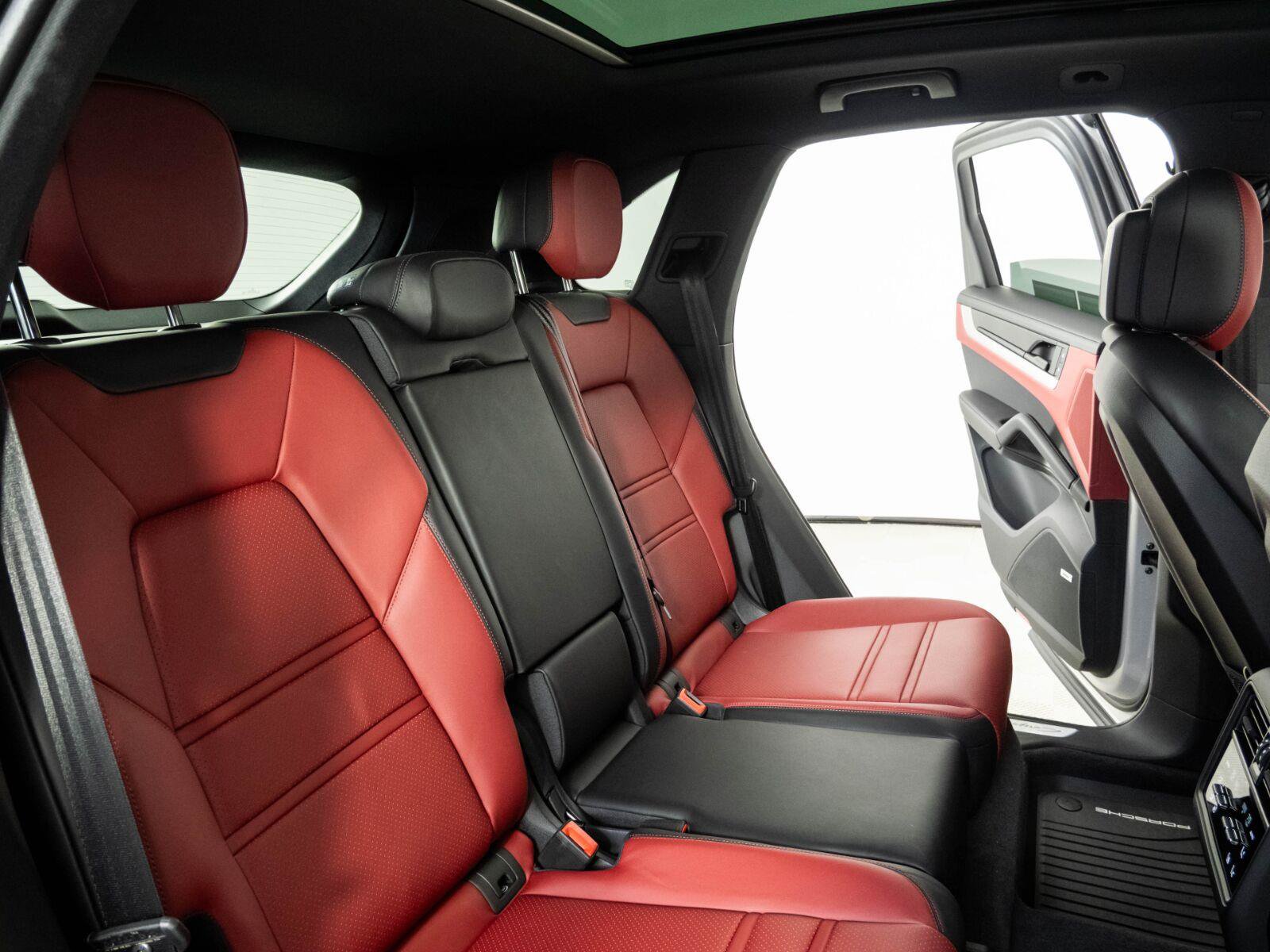 Certified 2026 Porsche Cayenne AWD/4WD image 23