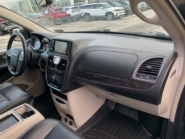 Used 2015 Chrysler Town & Country Touring FWD image 11