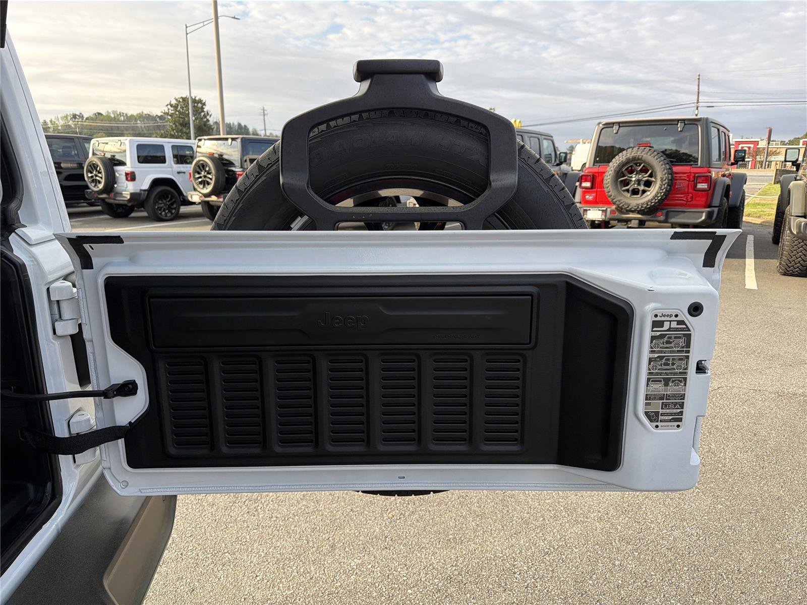 Used 2025 Jeep Wrangler Sahara w/ Safety Group image 19