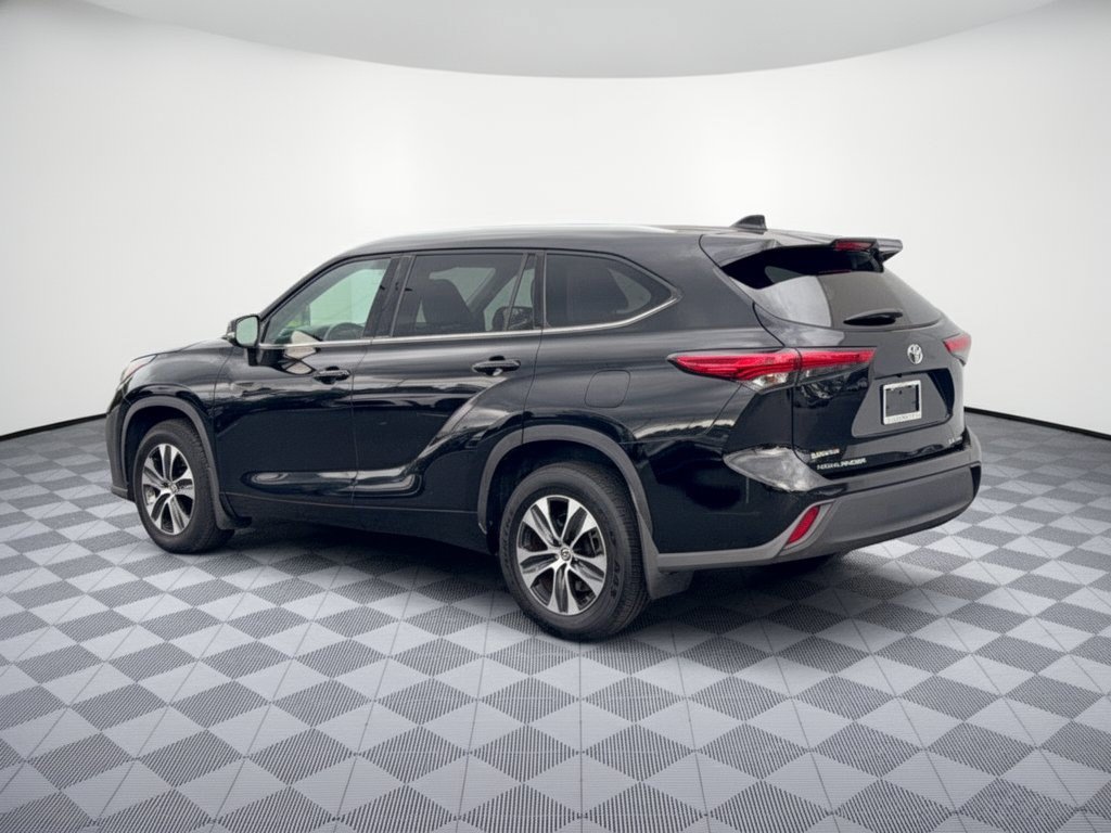Used 2021 Toyota Highlander XLE AWD/4WD image 3