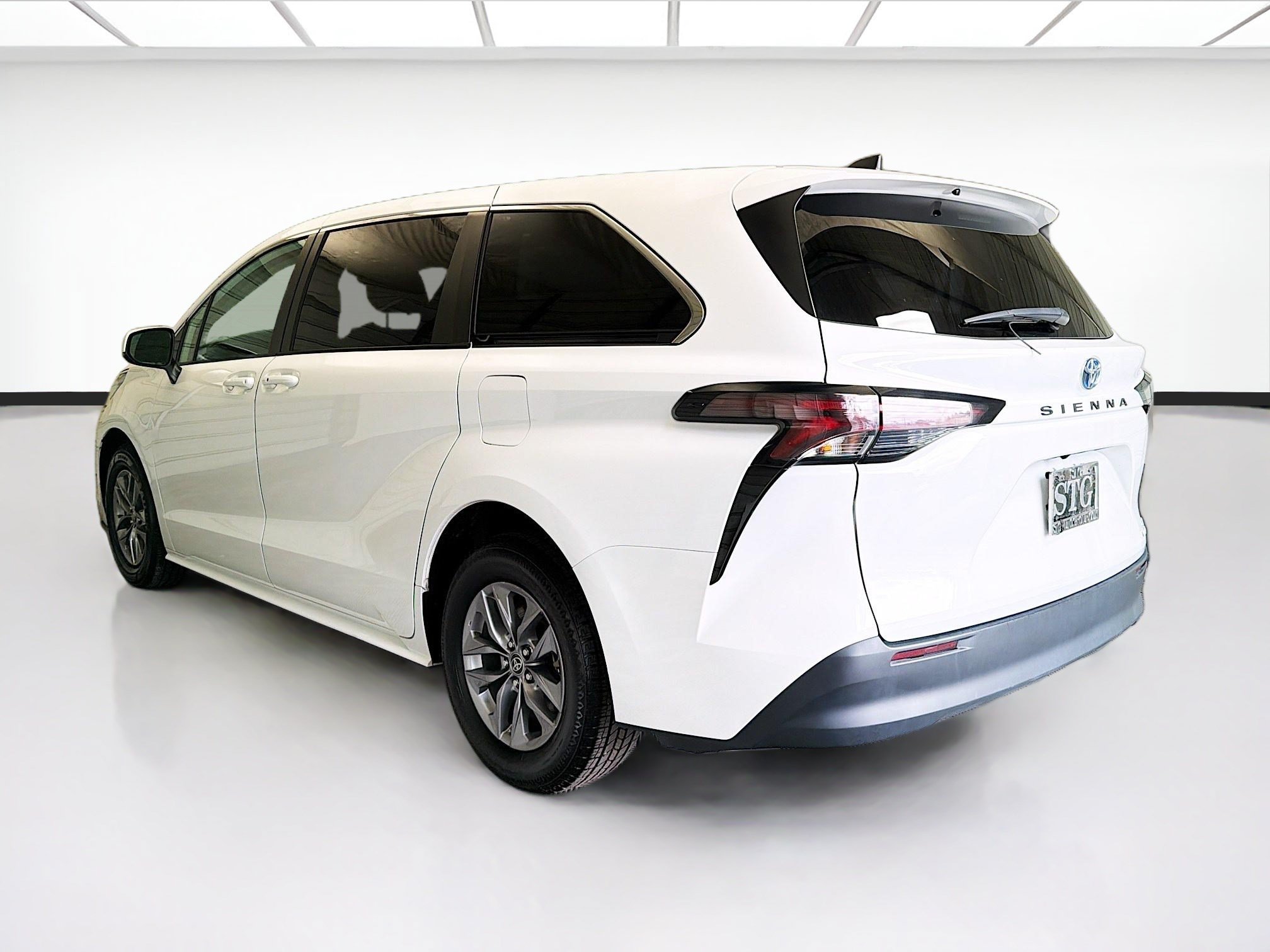 Used 2024 Toyota Sienna LE FWD image 6