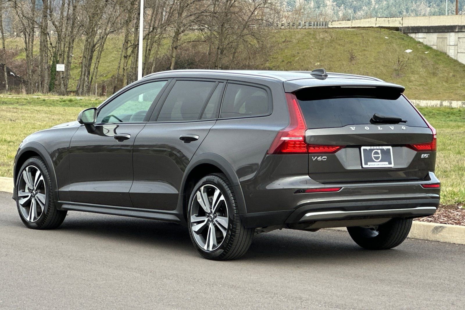 Used 2025 Volvo V60 B5 Cross Country Plus AWD/4WD image 5