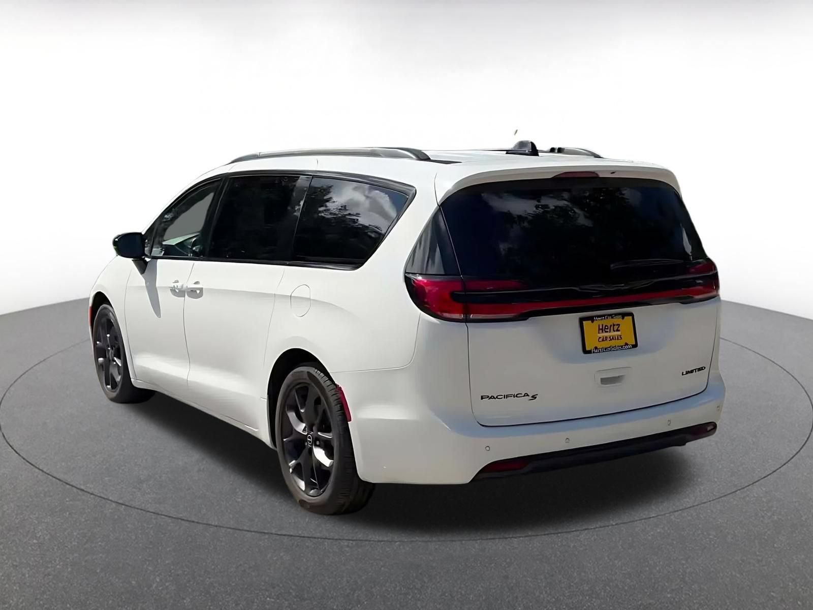Used 2025 Chrysler Pacifica Limited FWD image 10