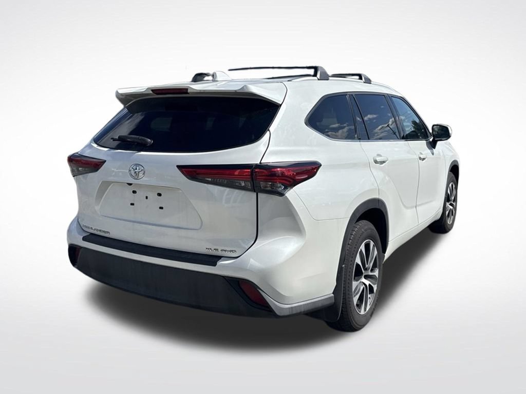 Used 2022 Toyota Highlander XLE AWD/4WD image 7