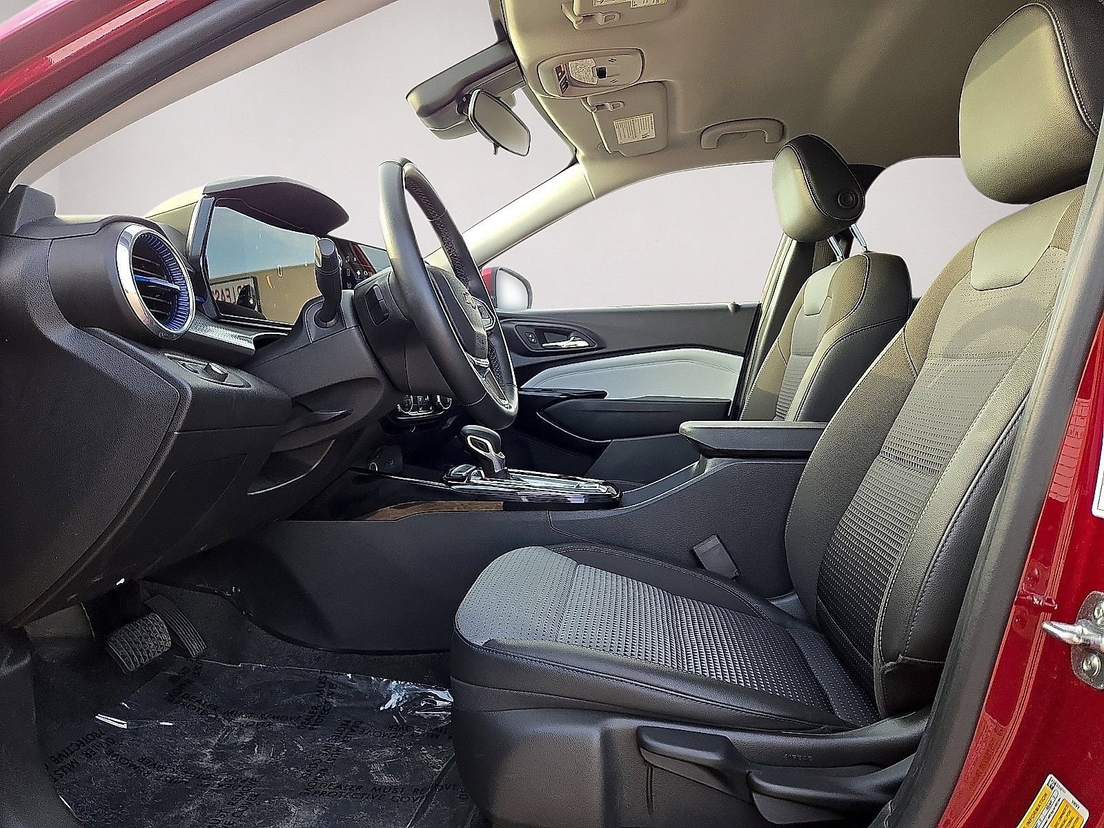 Used 2025 Chevrolet Trax LT w/ LT Convenience Package FWD image 23