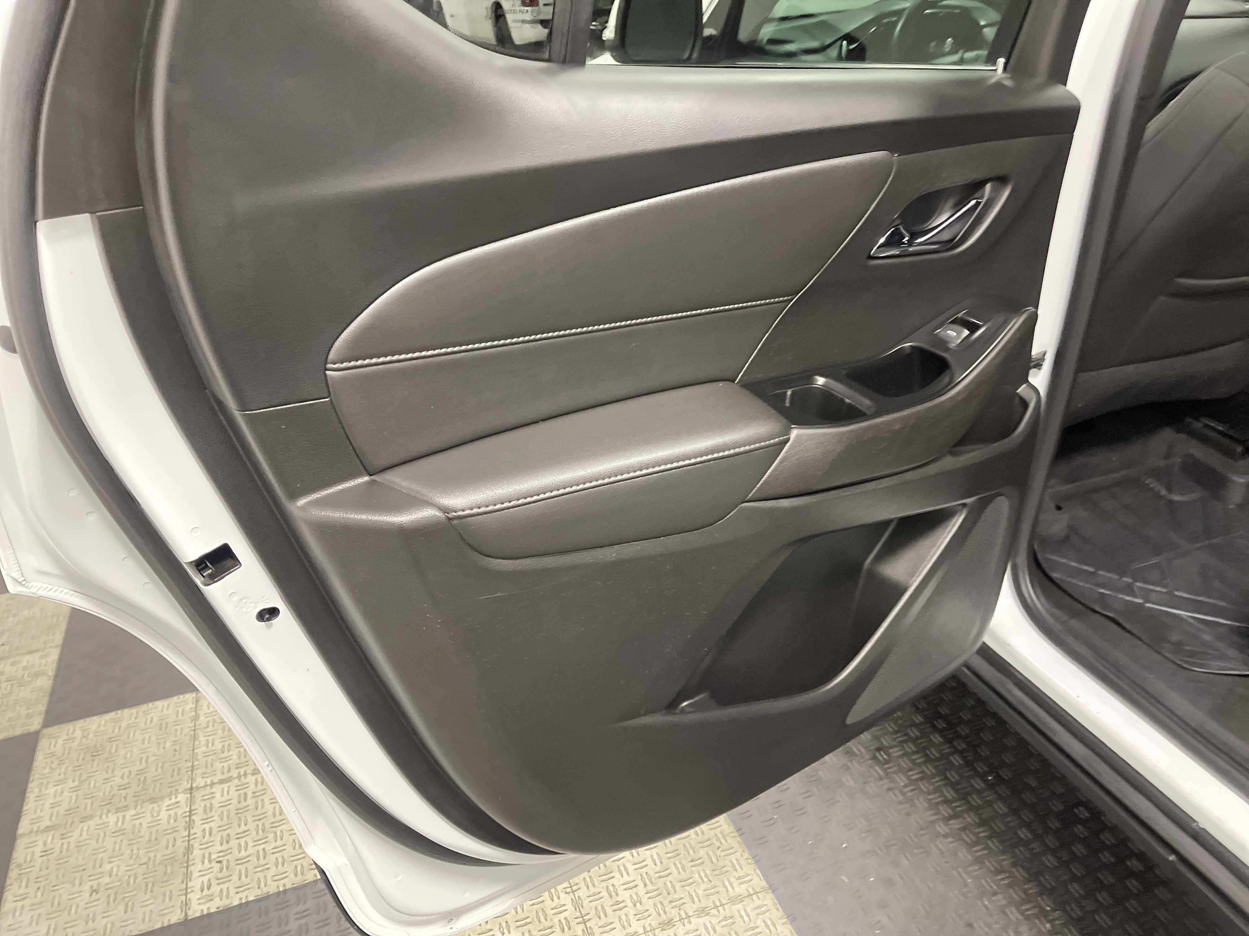 Used 2023 Chevrolet Traverse LT FWD image 15