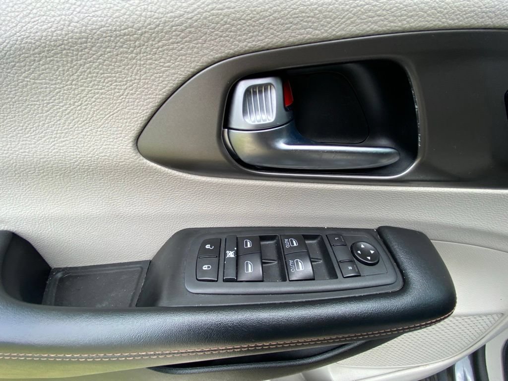Used 2020 Chrysler Pacifica Touring-L FWD image 12