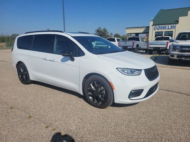 Used 2025 Chrysler Pacifica Limited image 19