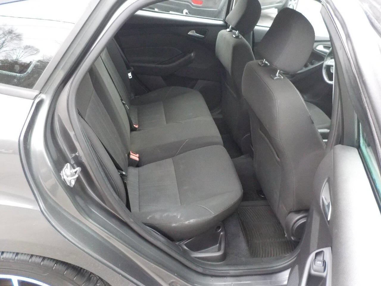 Used 2015 Ford Focus SE w/ SE Sport Package image 12