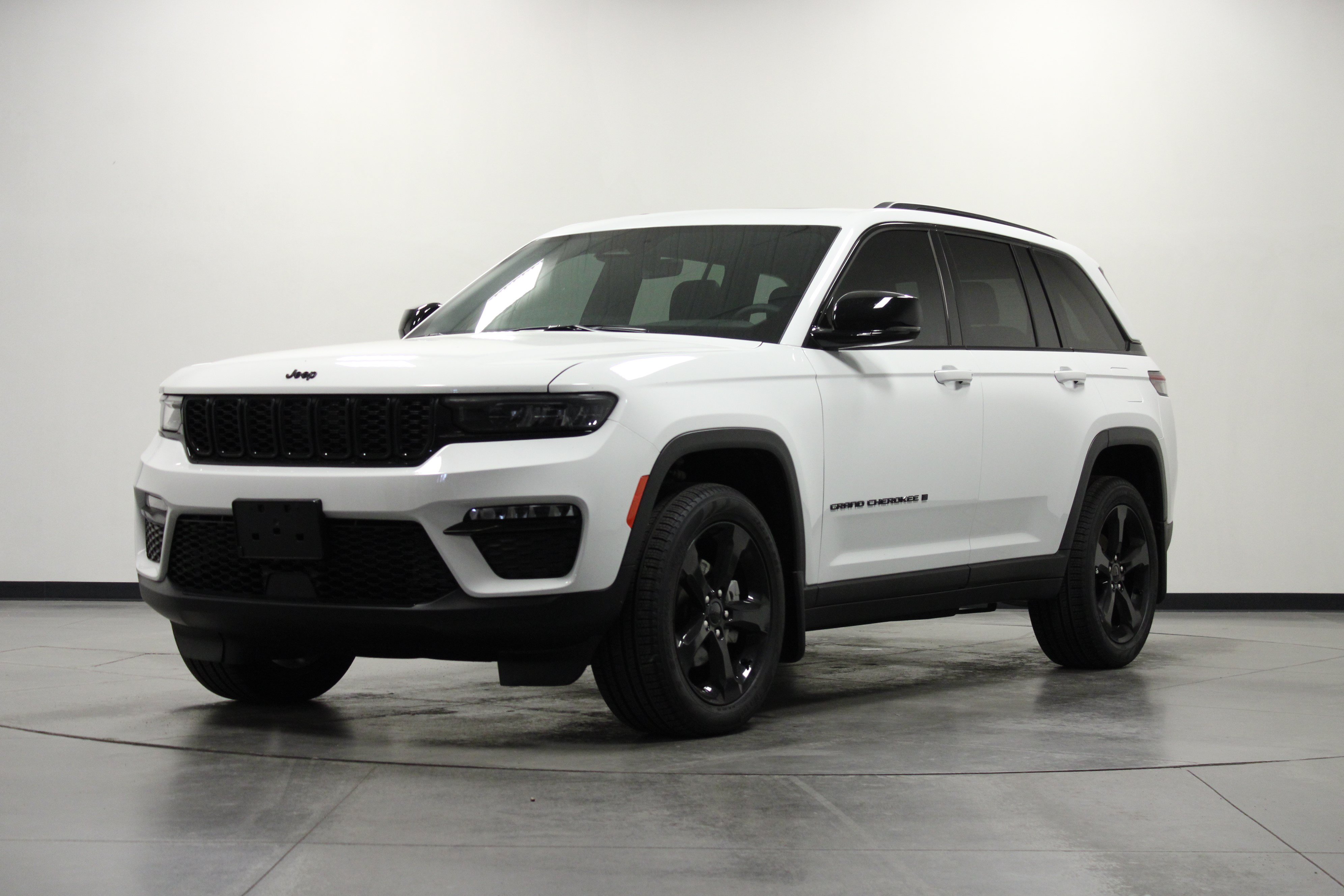 Used 2025 Jeep Grand Cherokee Limited w/ Black Appearance Package AWD/4WD image 8