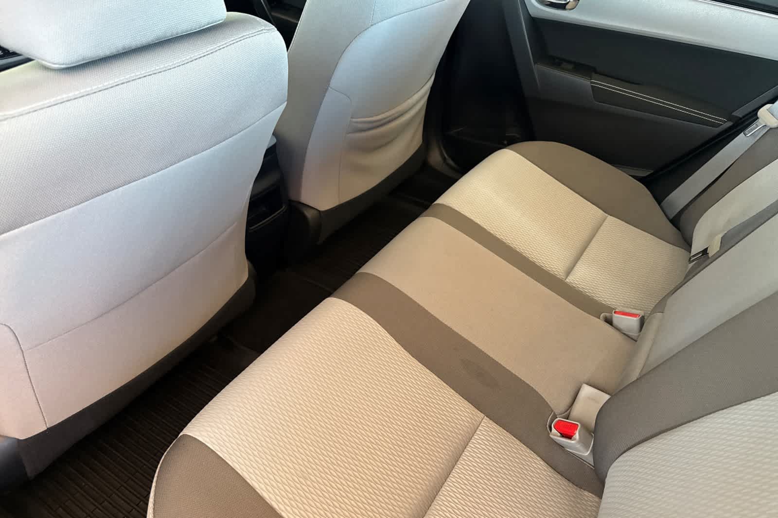 Used 2018 Toyota Corolla LE FWD image 12