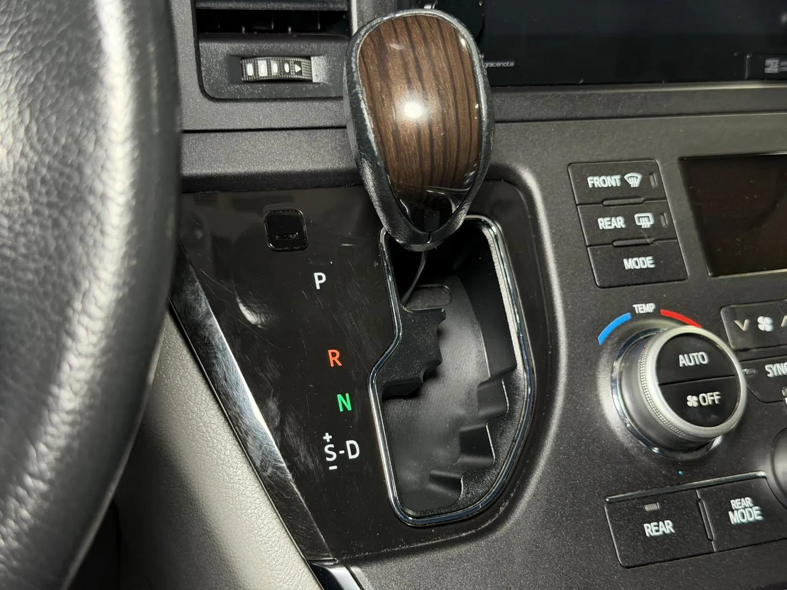 Used 2015 Toyota Sienna XLE Premium FWD image 29