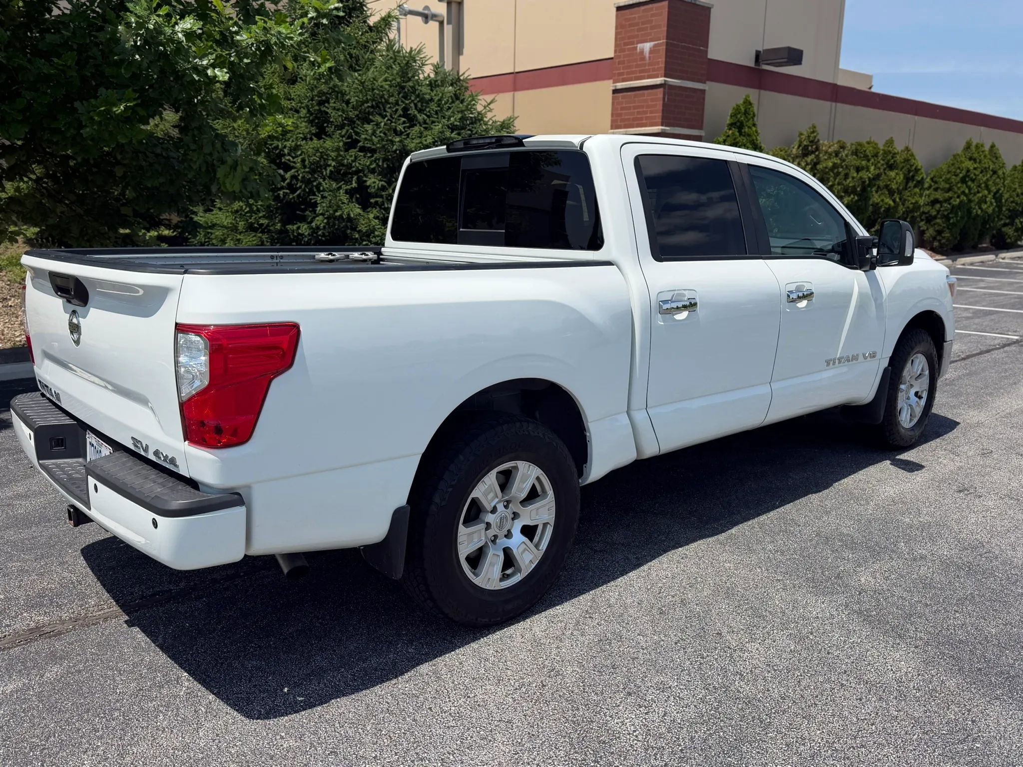 Used 2018 Nissan Titan SV w/ SV Convenience Package AWD/4WD image 8