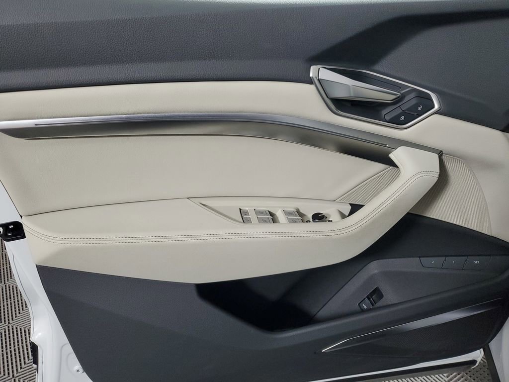 Used 2024 Audi Q8 e-tron Premium Plus w/ Premium Plus Package image 18