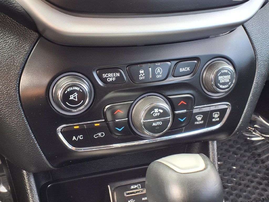 Used 2016 Jeep Cherokee Trailhawk w/ Comfort/Convenience Group AWD/4WD image 11