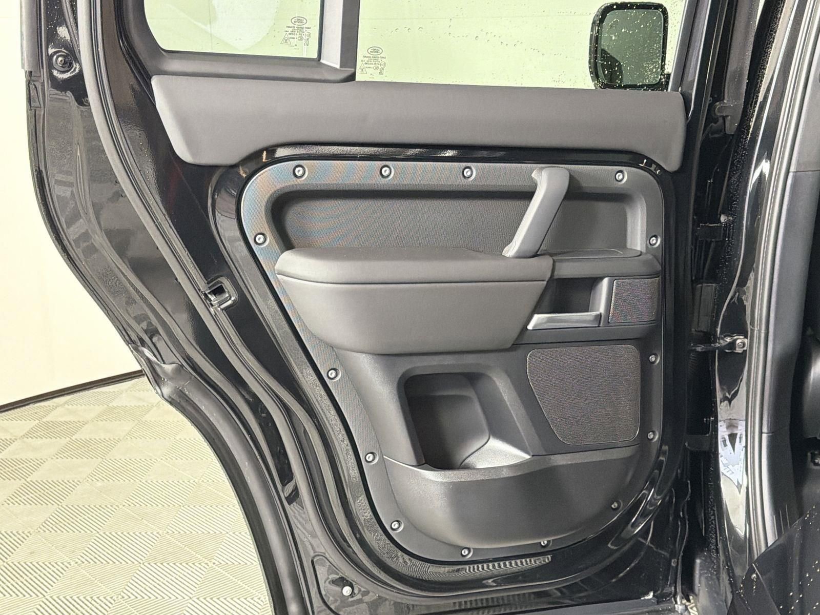 New 2026 Land Rover Defender 110 X-Dynamic SE image 26