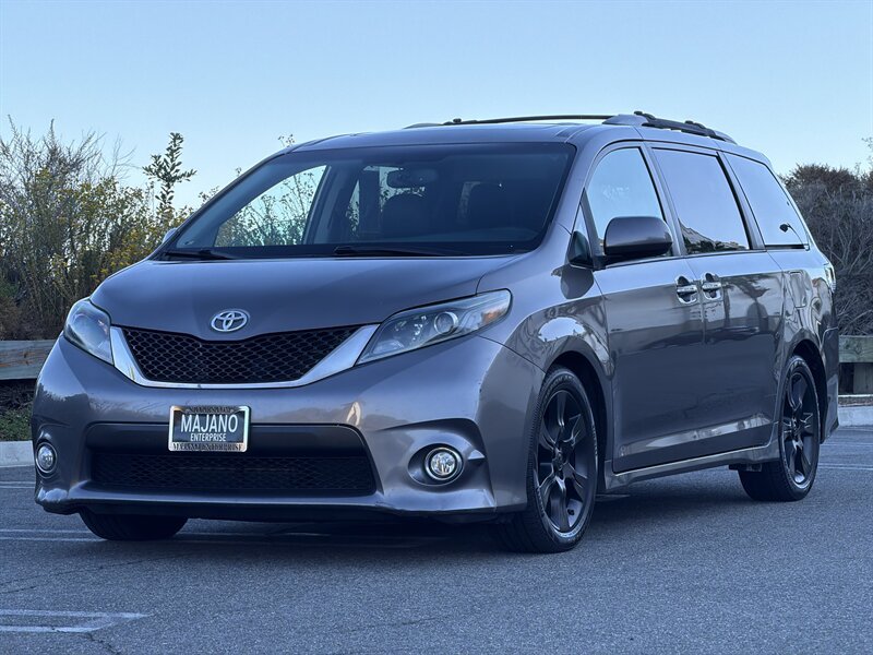 Used 2016 Toyota Sienna SE Premium FWD image 2