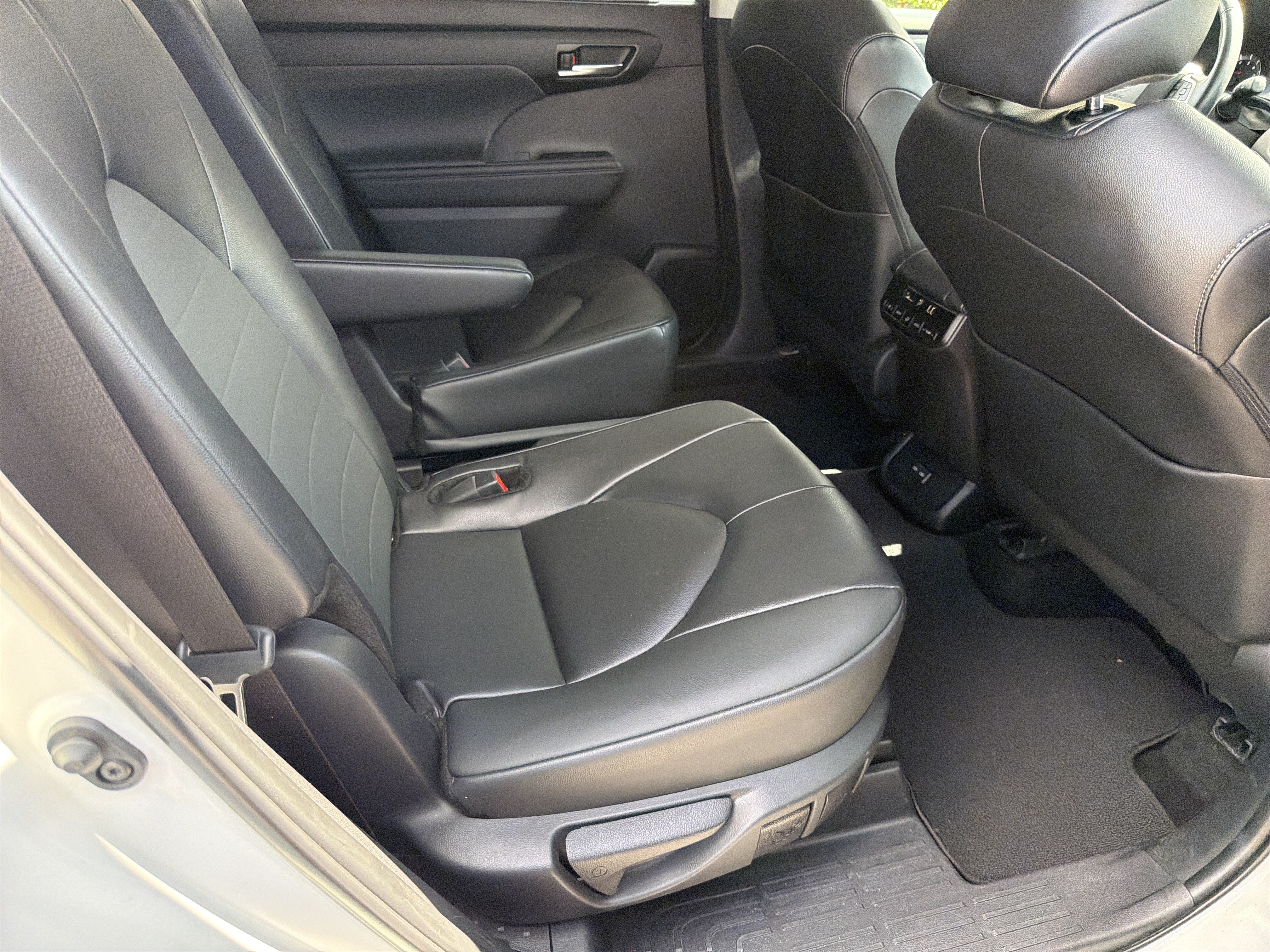 Certified 2025 Toyota Highlander XLE FWD image 27