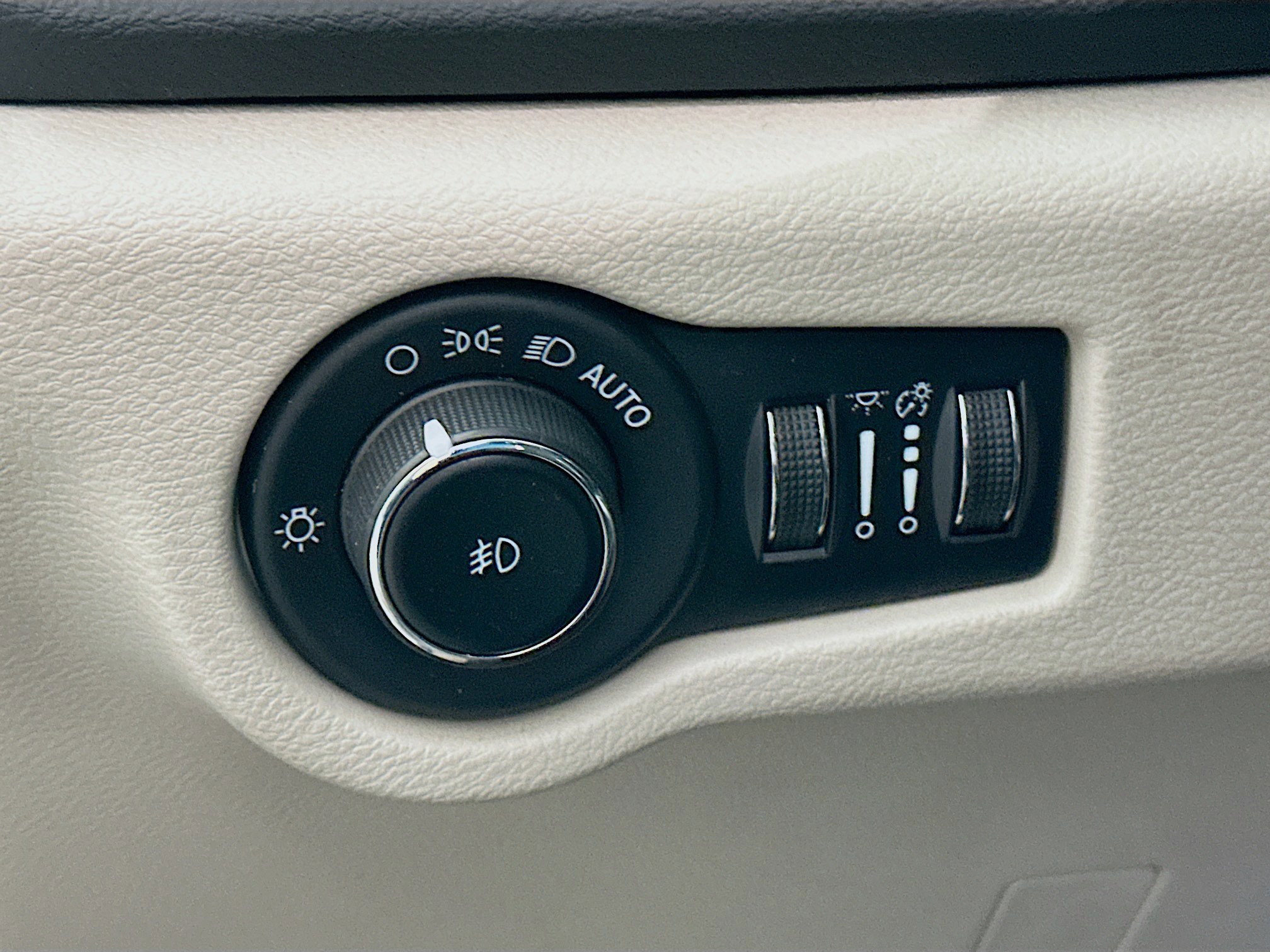 Used 2023 Chrysler Pacifica Touring-L image 16