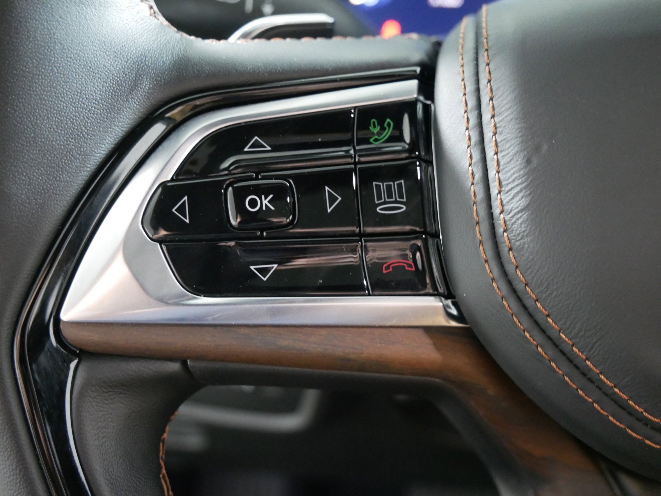 Used 2023 Jeep Grand Cherokee Summit w/ Luxury Tech Group V image 27