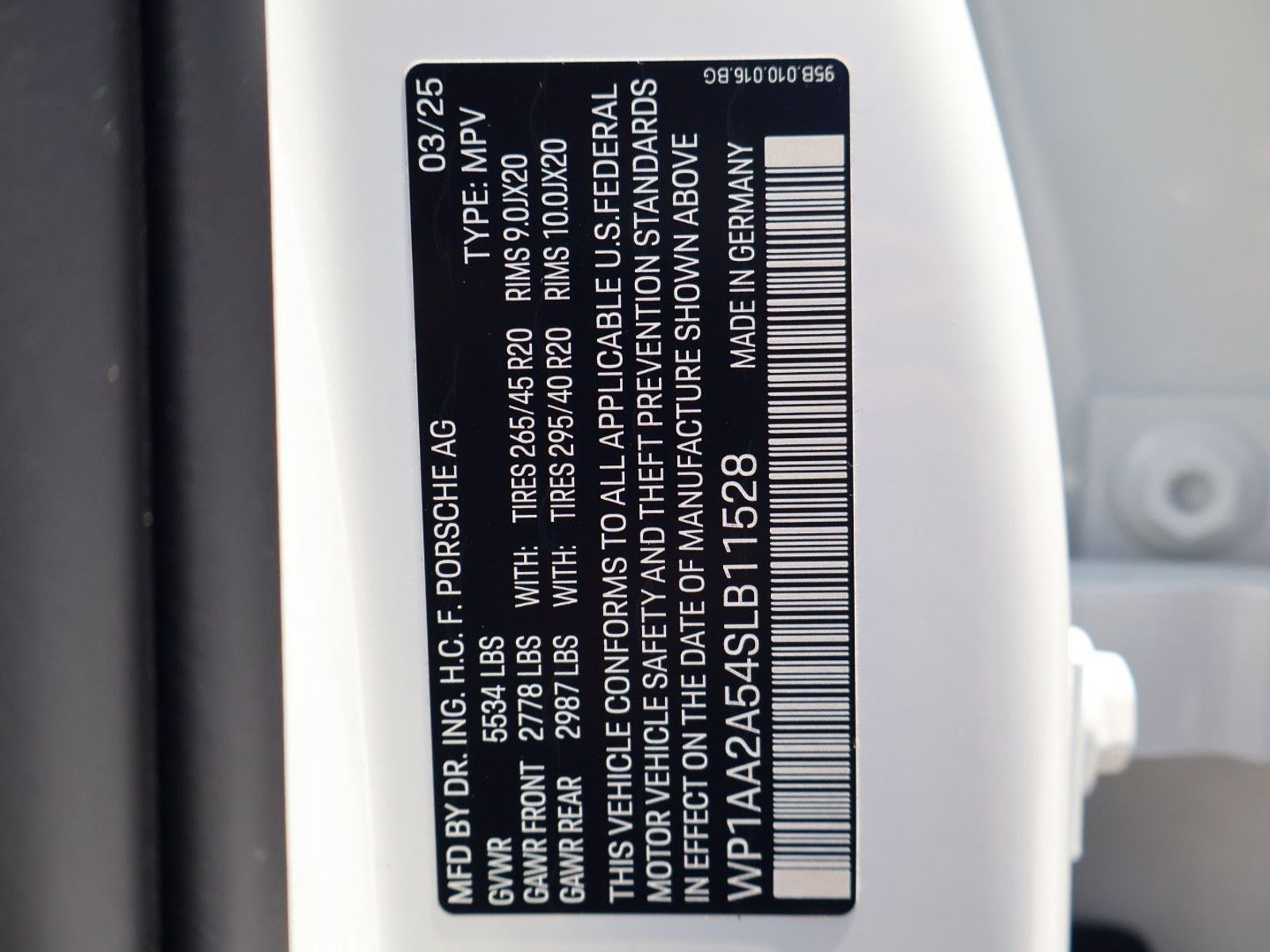 Certified 2025 Porsche Macan AWD/4WD image 29