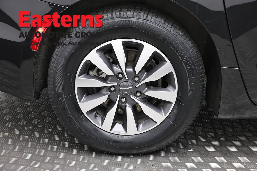 Used 2023 Chrysler Pacifica Limited FWD image 33