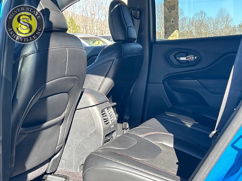 Used 2019 Jeep Cherokee Trailhawk w/ Comfort/Convenience Group AWD/4WD image 13