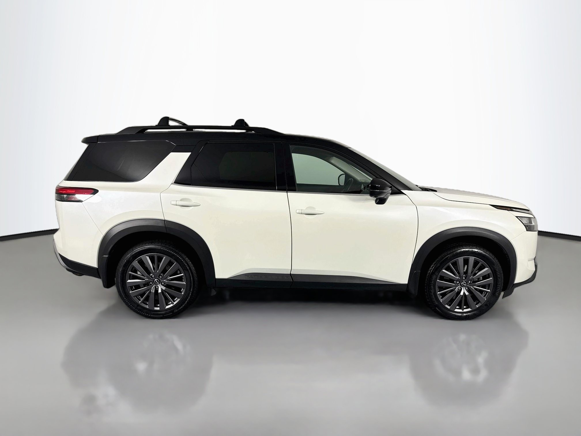 Used 2023 Nissan Pathfinder SL w/ SL Premium Package AWD/4WD image 4