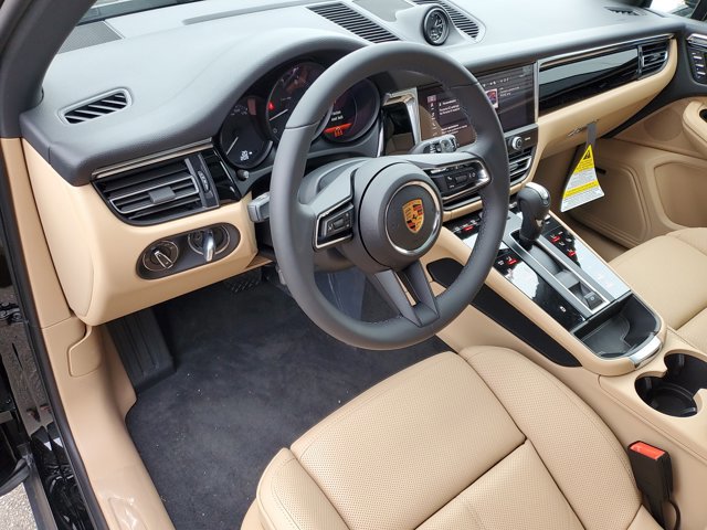 Used 2025 Porsche Macan image 25
