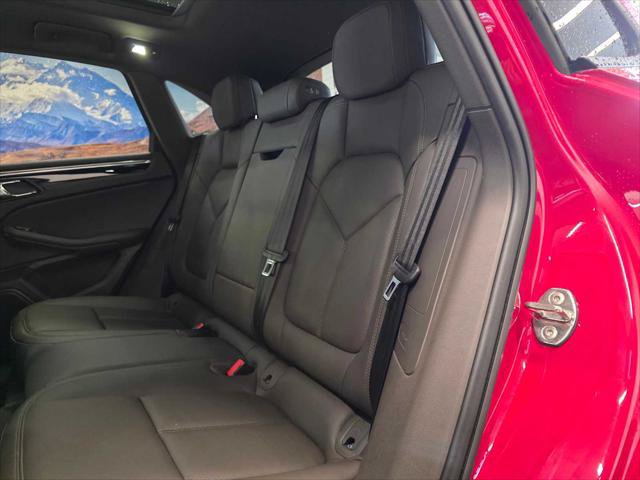 Used 2025 Porsche Macan AWD/4WD image 17