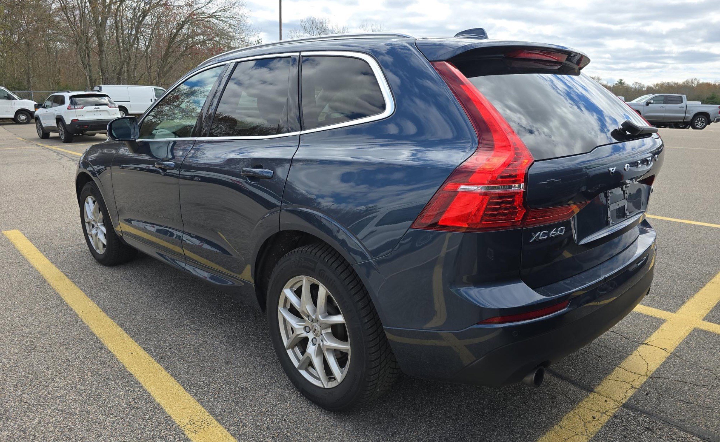 Used 2020 Volvo XC60 T5 Momentum w/ Protection Package AWD/4WD image 5