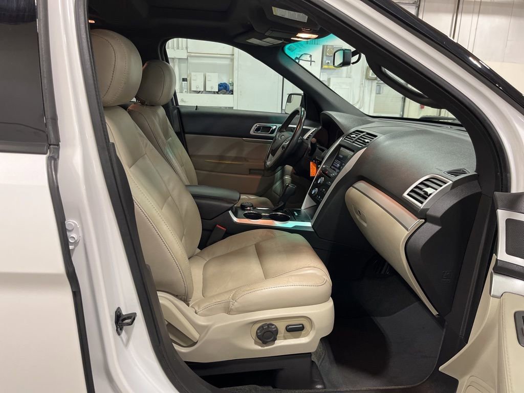 Used 2015 Ford Explorer XLT w/ Equipment Group 202A image 30