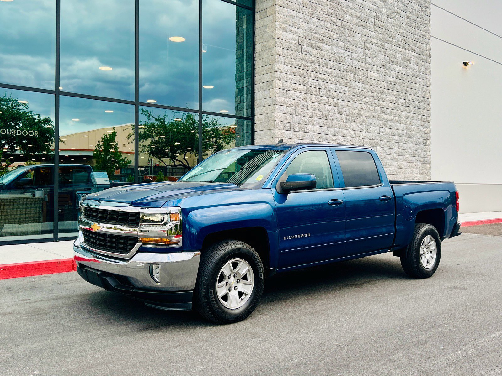 Used 2018 Chevrolet Silverado 1500 LT w/ All Star Edition RWD image 3