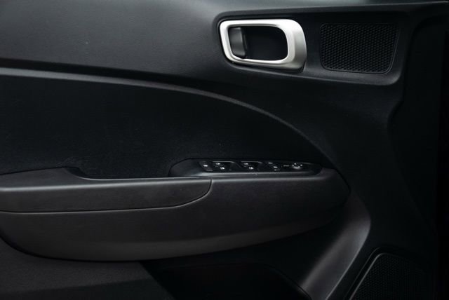 Used 2023 Hyundai Venue SEL image 23