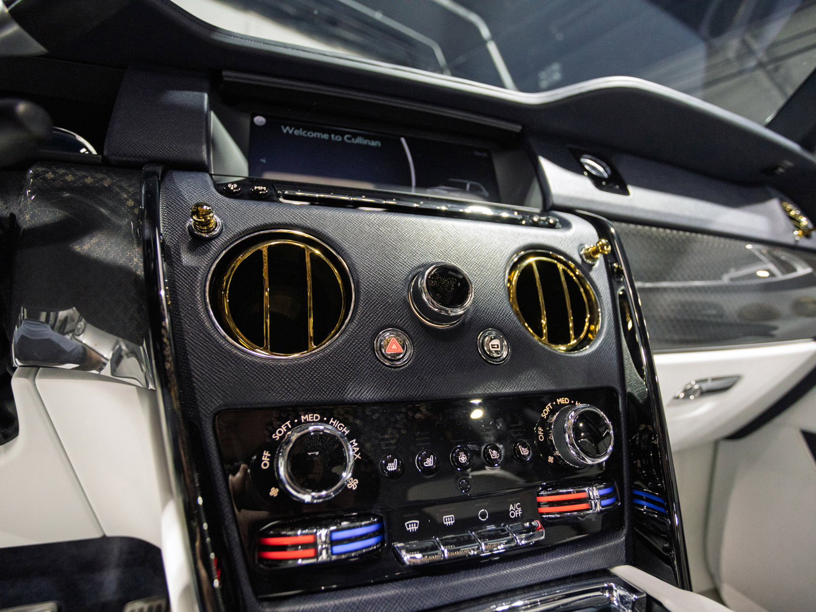 Used 2024 Rolls-Royce Cullinan Black Badge image 19