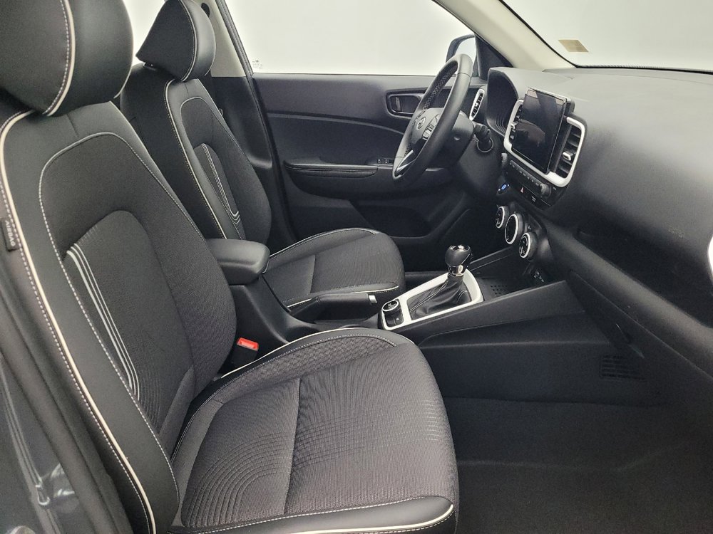 Used 2025 Hyundai Venue Limited image 21