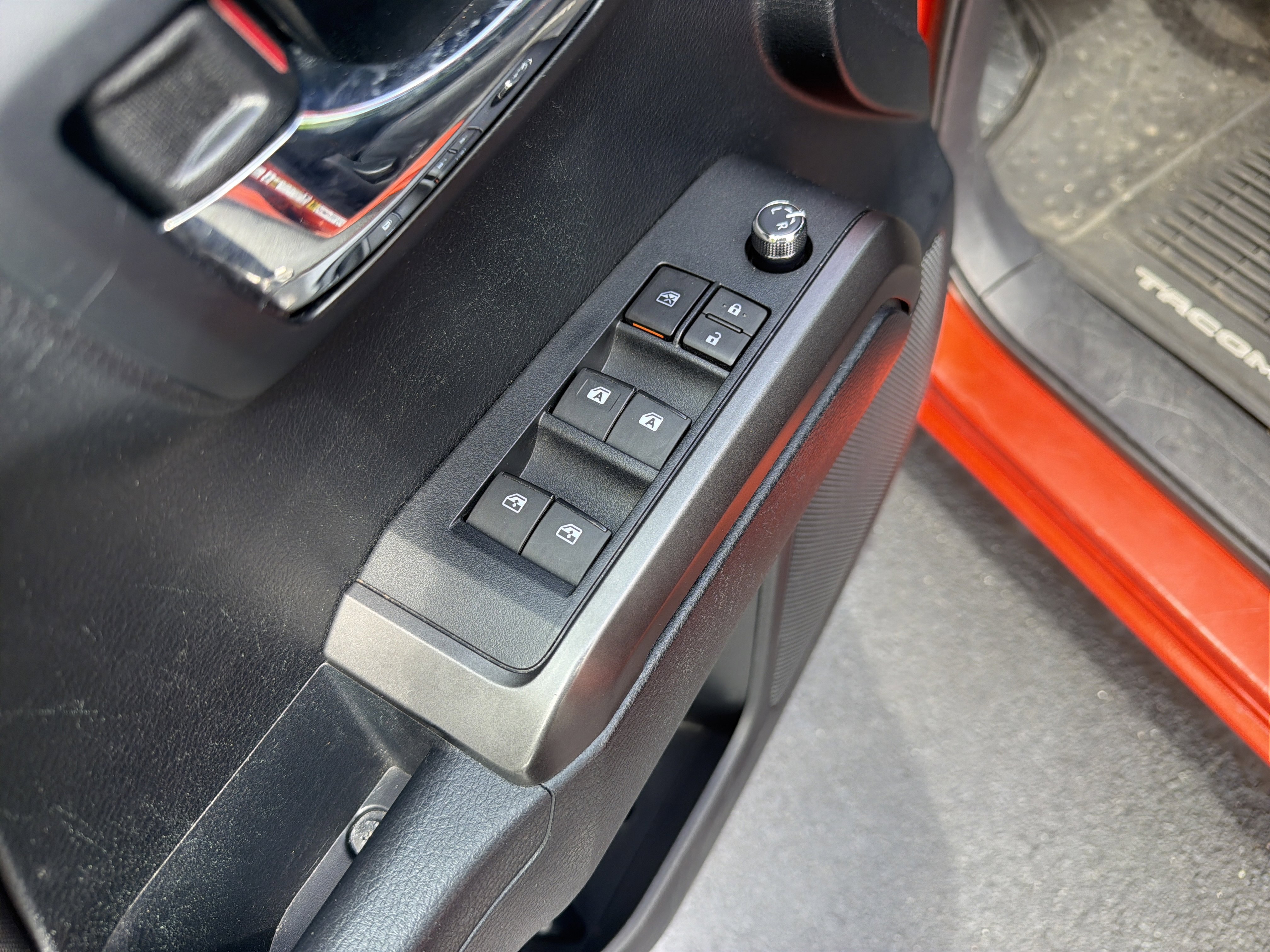 Used 2016 Toyota Tacoma TRD Sport w/ Towing Package AWD/4WD image 10