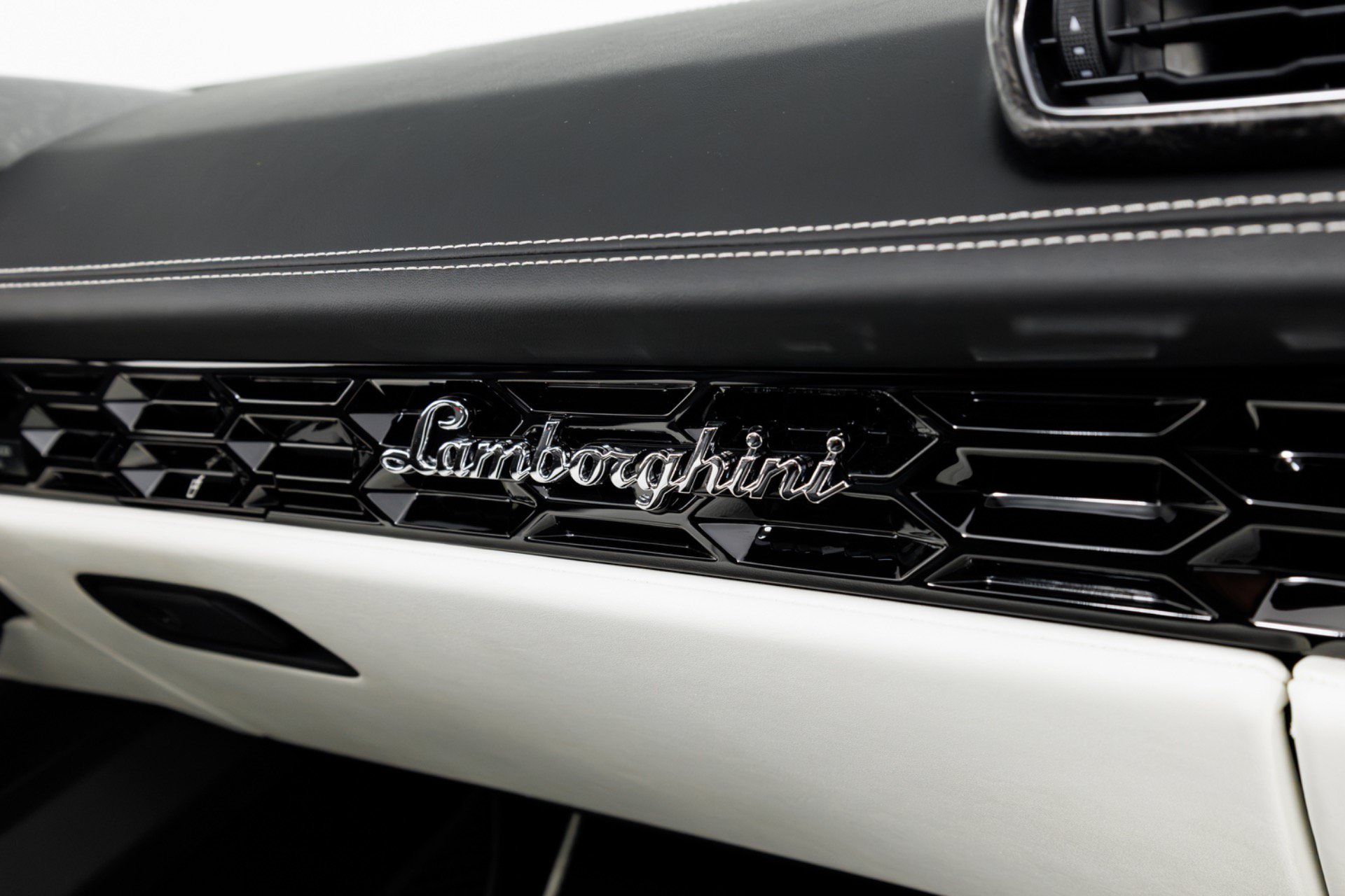 Used 2021 Lamborghini Huracan EVO RWD image 42