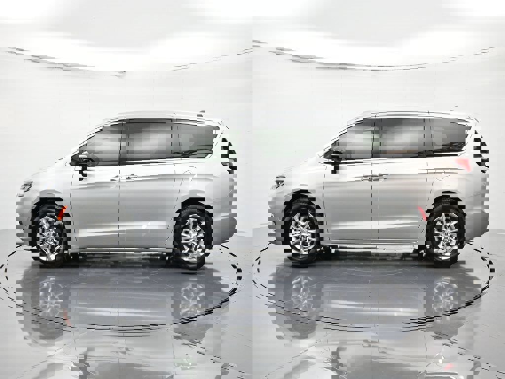 New 2026 Chrysler Pacifica Select image 8