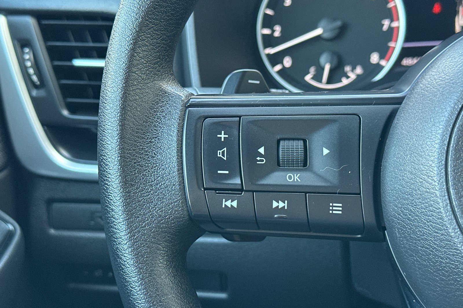 Used 2023 Nissan Rogue S FWD image 31