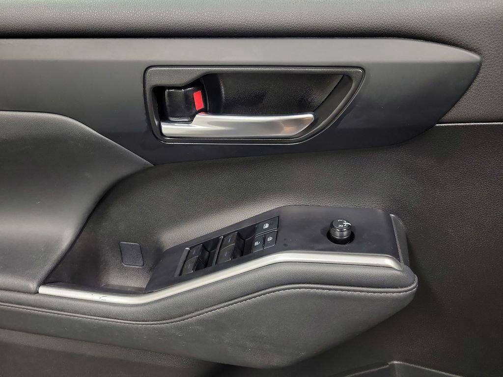 Used 2022 Toyota Highlander XLE FWD image 20