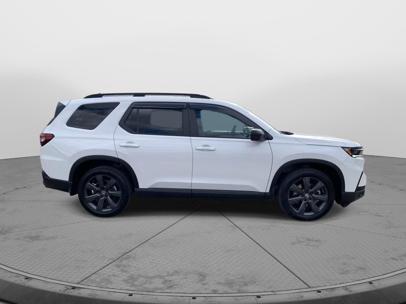 Used 2023 Honda Pilot Sport image 2