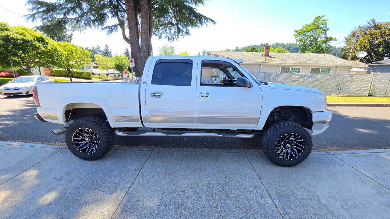 Used 2005 Chevrolet Silverado 2500 LS w/ Heavy-Duty Power Package AWD/4WD image 4