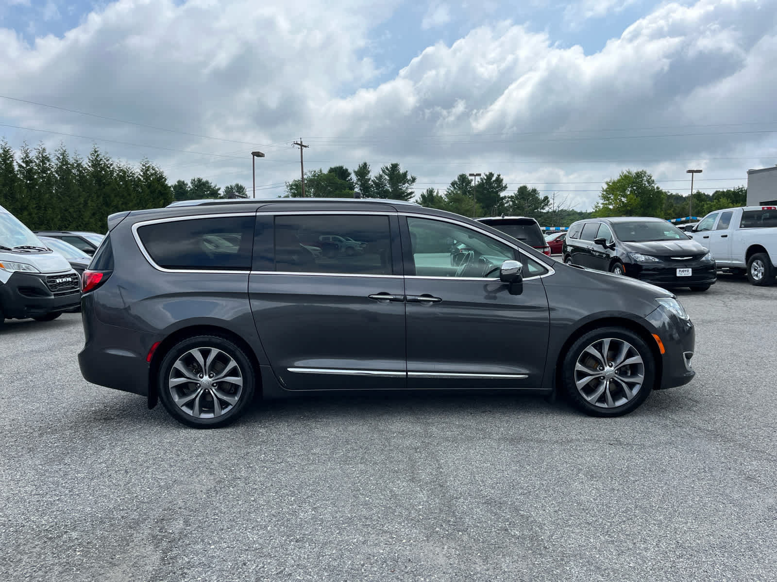 Used 2018 Chrysler Pacifica Limited w/ Tire & Wheel Group FWD image 2