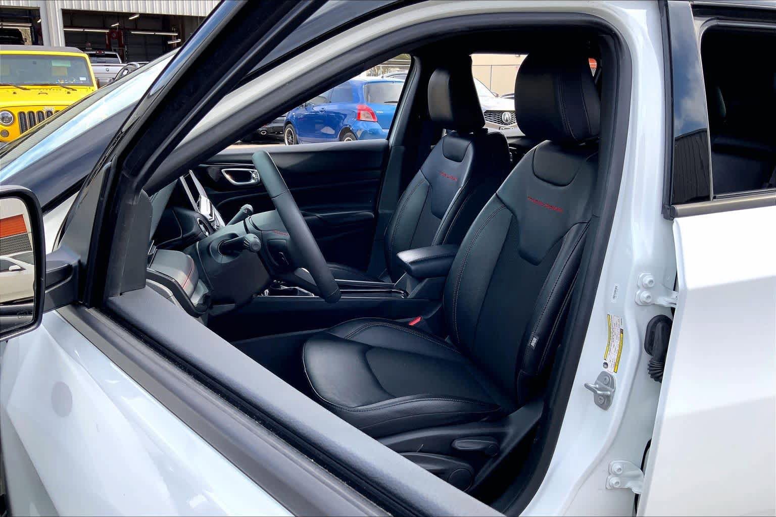 Used 2025 Jeep Compass Trailhawk AWD/4WD image 8